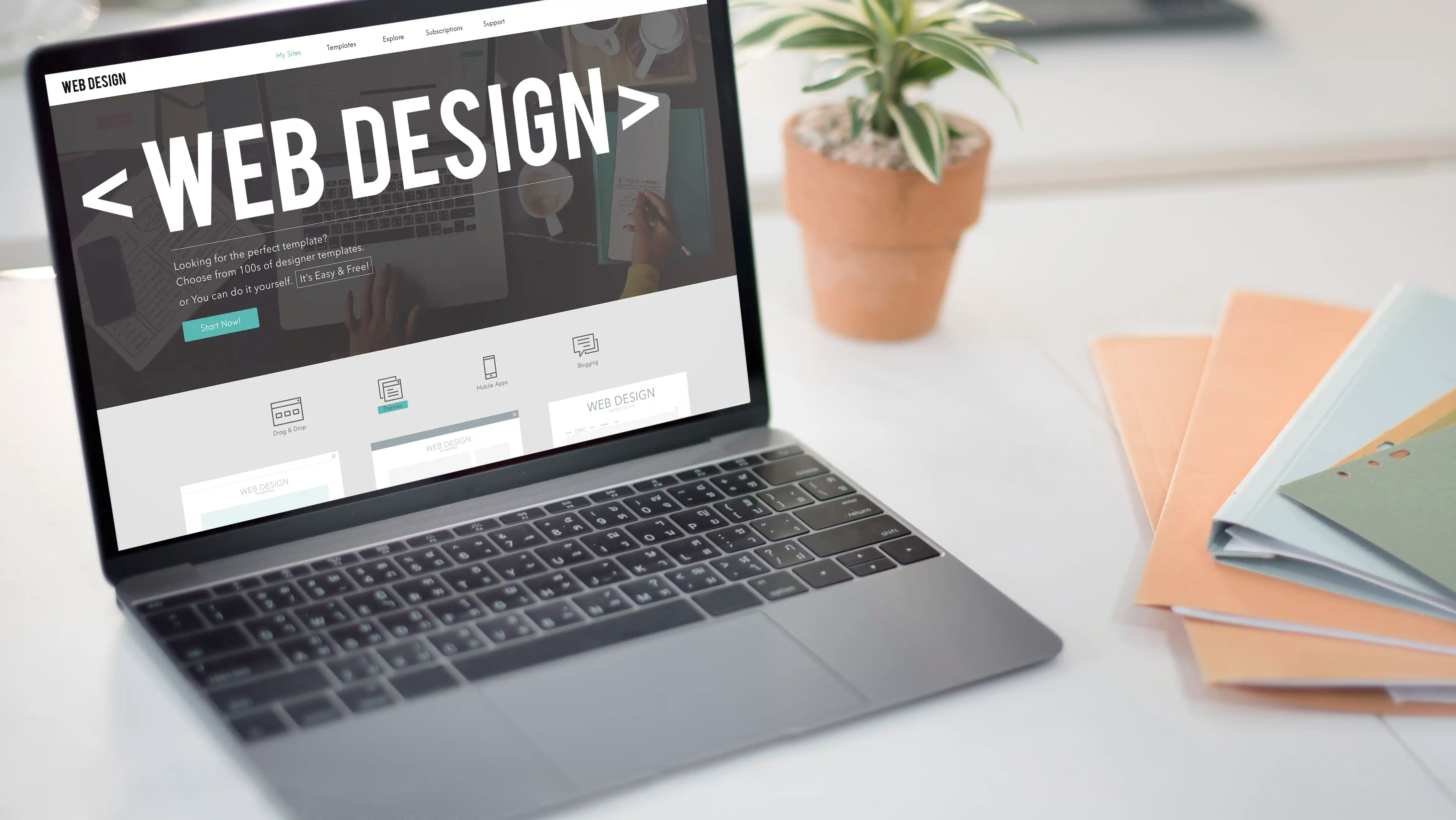 Ordenador portátil con una propuesta de diseño web en pantalla
