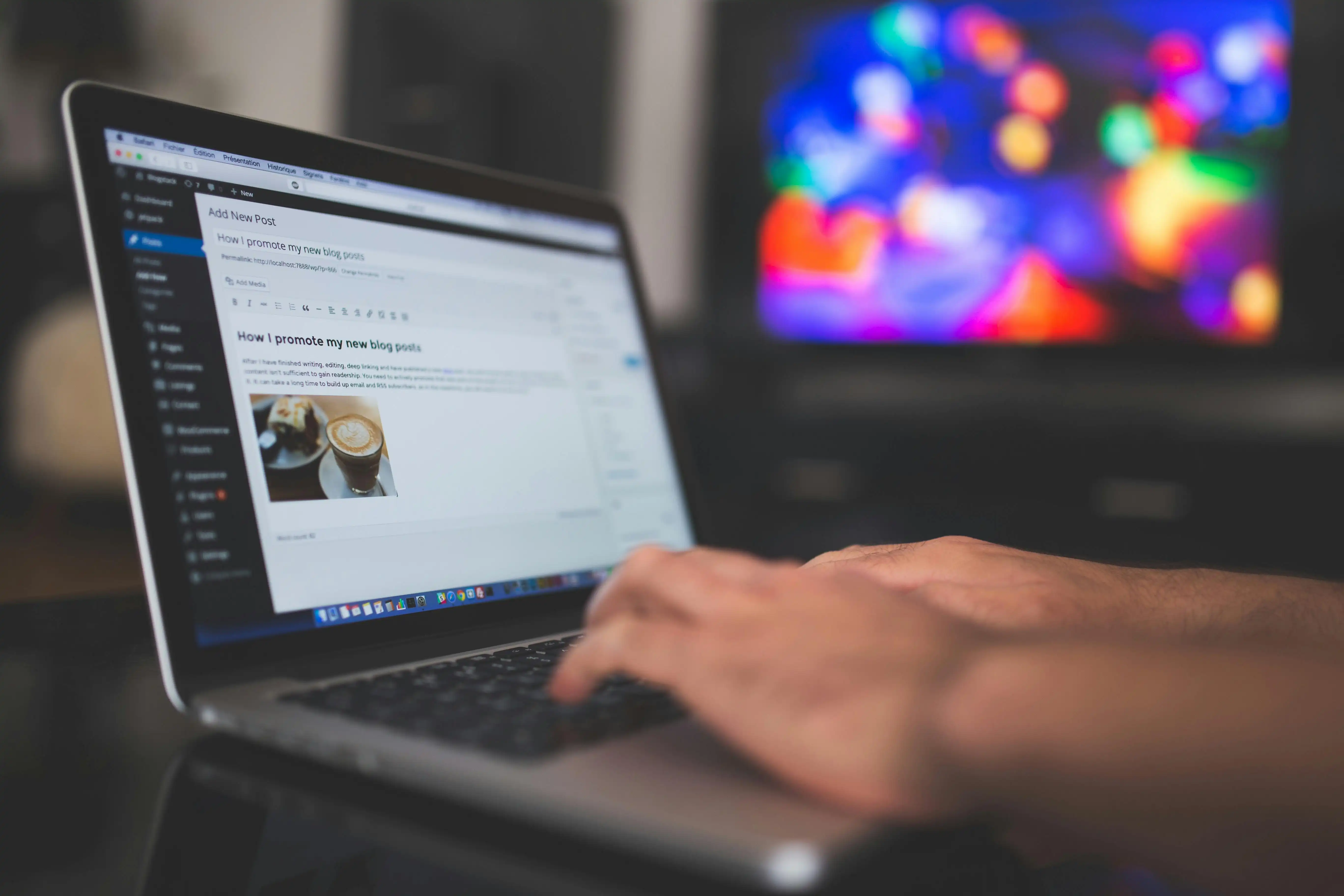Persona editando el contenido de una página web en un portátil