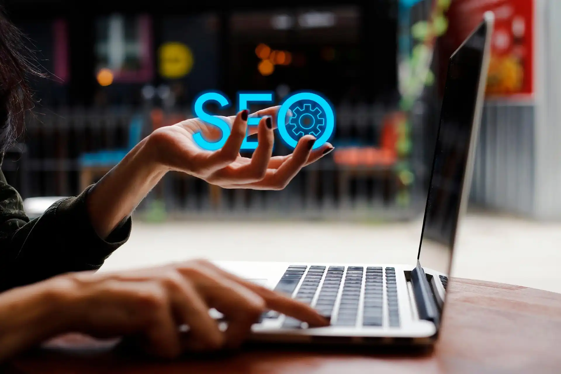 Profesional trabajando en una estrategia SEO desde un ordenador portátil