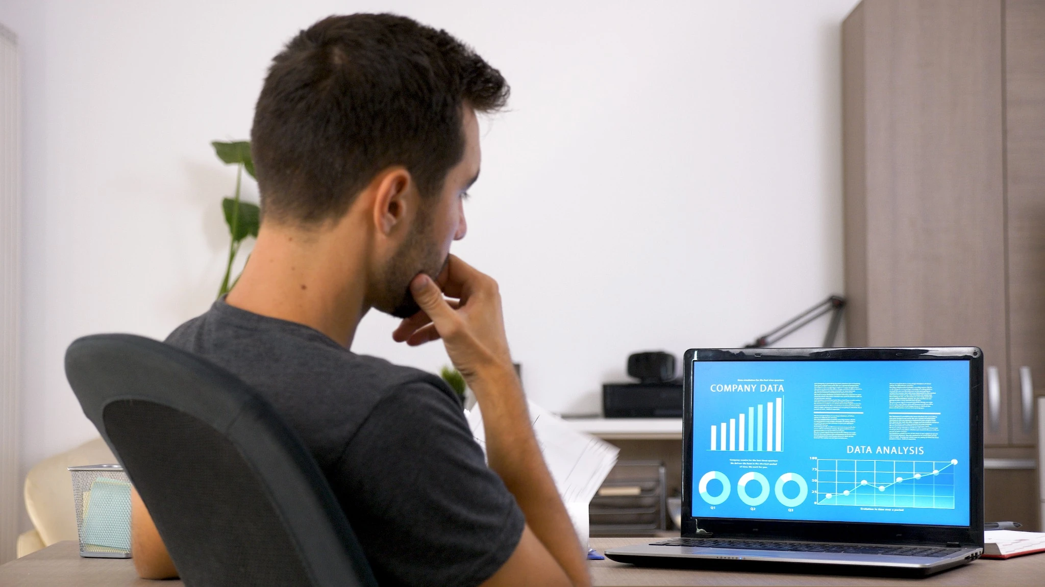 Profesional analizando datos y métricas de rendimiento en un ordenador portátil