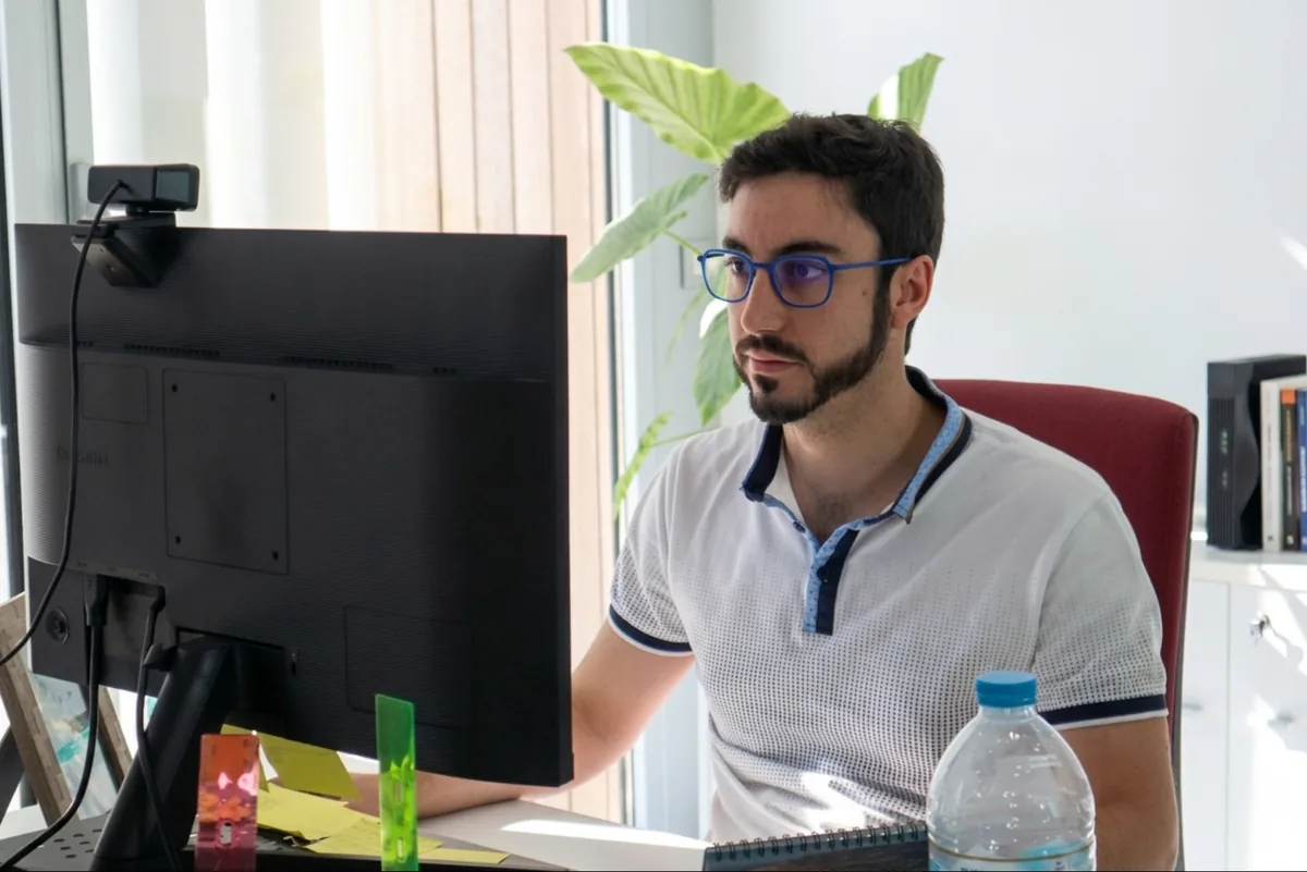 Equipo de Alcanalytics gestionando campañas de publicidad en redes sociales
