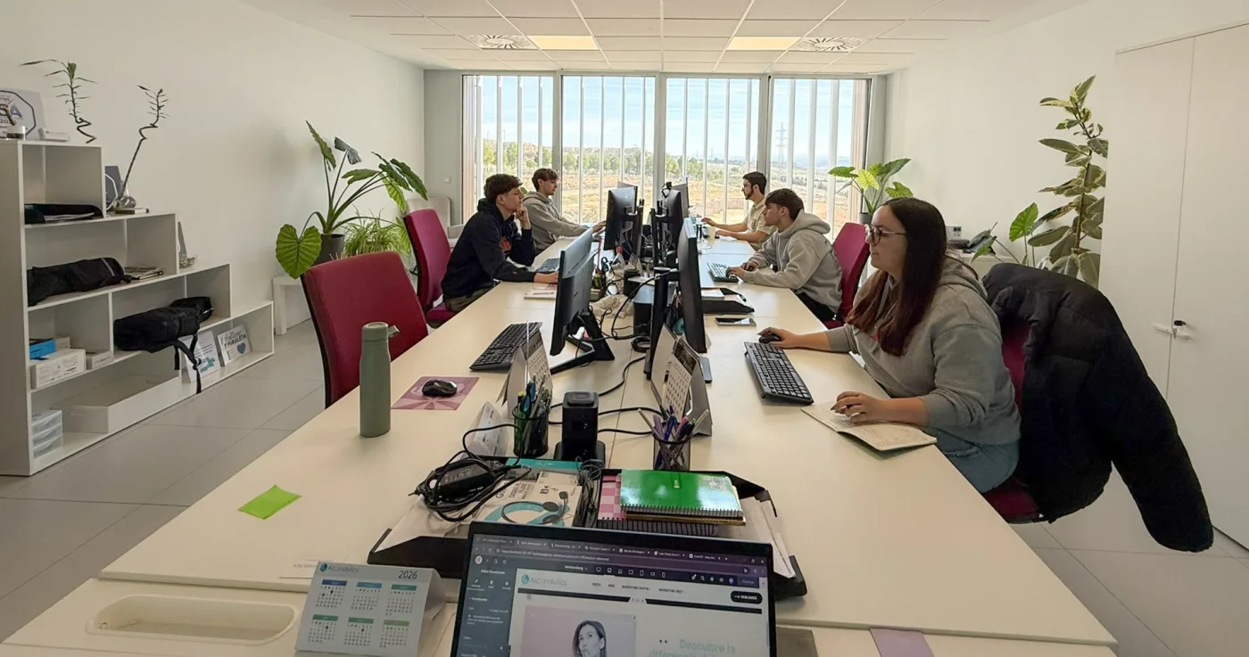 El equipo de Alcanalytics trabajando en la oficina