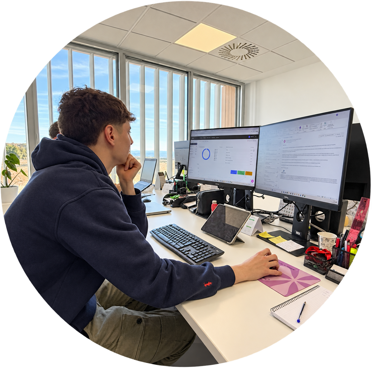 Equipo investigador de Alcanalytics trabajando en un estudio de mercado