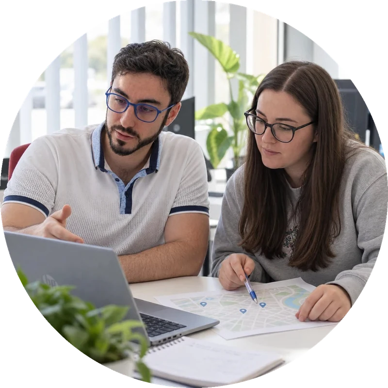 Dos profesionales de Alcanalytics revisando una estrategia de presencia local